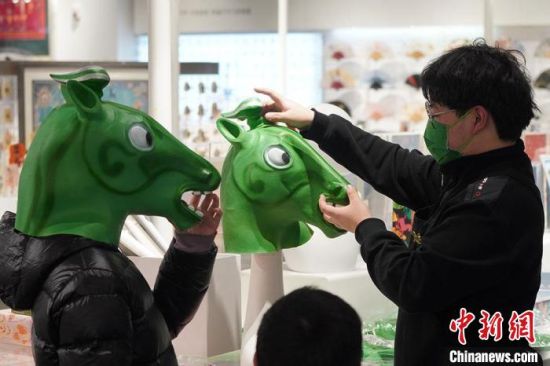 圖為“神馬來了”銅奔馬頭套。 九美旦增 攝 圖為“神馬來了”銅奔馬頭套。 九美旦增 攝