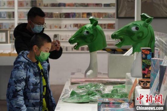 圖為“神馬來了”銅奔馬頭套吸引參觀者駐足。 九美旦增 攝 圖為“神馬來了”銅奔馬頭套吸引參觀者駐足。 九美旦增 攝