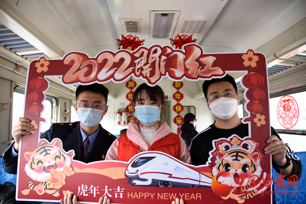 【2022年春運】慢火車里“話發展” 年味濃濃迎新春