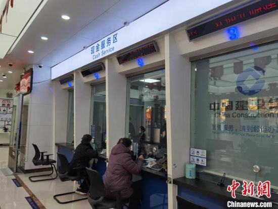 圖為蘭州市民在銀行兌換新鈔。　徐雪 攝