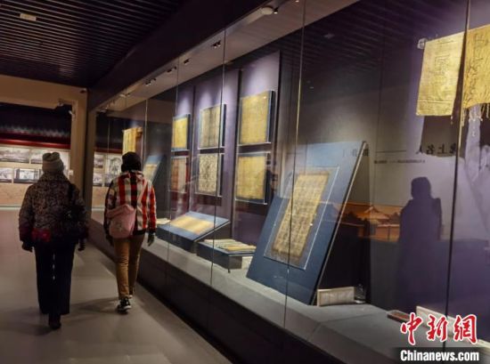 圖為蘭州市民參觀博物館展品。 徐雪 攝 圖為蘭州市民參觀博物館展品。 徐雪 攝