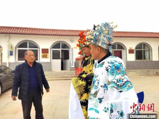 圖為69歲的“苦水高高蹺”國家級傳承人巨海全(左一),叮囑徒弟們高高蹺練習(xí)技巧要領(lǐng)。 閆姣 攝 圖為69歲的“苦水高高蹺”國家級傳承人巨海全(左一),叮囑徒弟們高高蹺練習(xí)技巧要領(lǐng)。 閆姣 攝