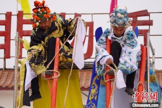 圖為“苦水高高蹺”表演者通過麻繩將腳固定在腳踏板,并在腿部纏繞六七圈。 九美旦增 攝 圖為“苦水高高蹺”表演者通過麻繩將腳固定在腳踏板,并在腿部纏繞六七圈。 九美旦增 攝