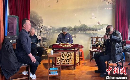 圖為蘭州鼓子愛好者在傳習所內互相搭檔上臺演出。 張煜曼 攝 圖為蘭州鼓子愛好者在傳習所內互相搭檔上臺演出。 張煜曼 攝