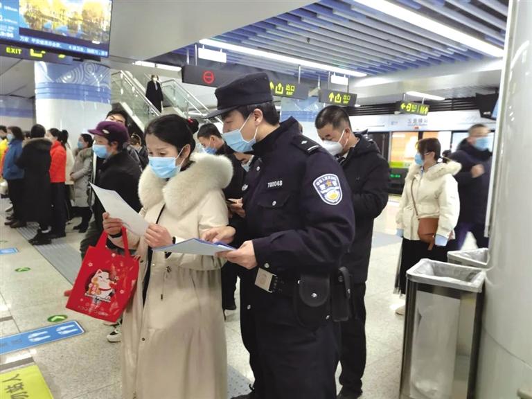 講解詐騙套路 普及“斷卡”常識 蘭州城關公安分局、交通治安分局聯合反詐宣傳進地鐵