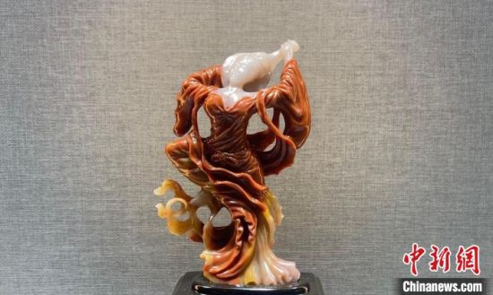 圖為翩然起舞的飛天玉雕。　高瑩 攝