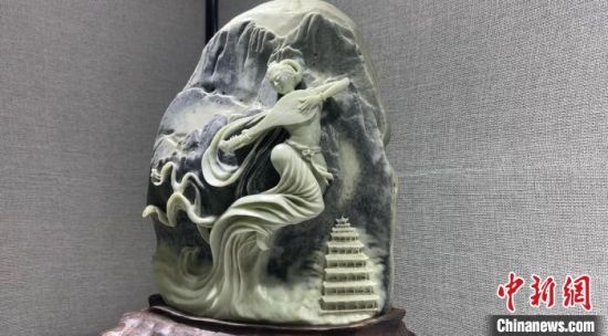 圖為李學平的玉雕作品?！「攥?攝