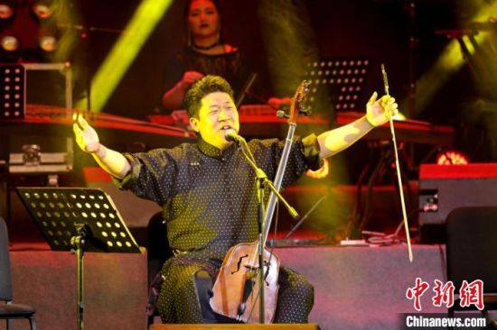 圖為樂(lè)隊(duì)主創(chuàng)巴依勒格。(資料圖) 受訪(fǎng)者供圖