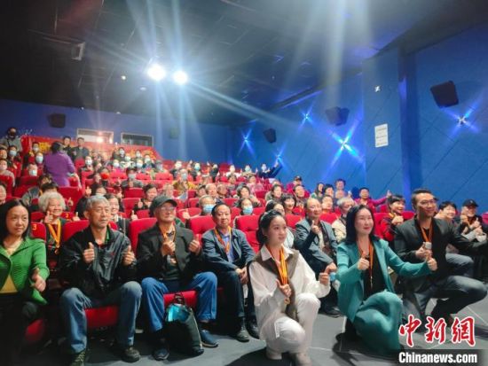 《浴血誓言》主創團隊與到場的紅軍后代合影。 陳選斌 攝 《浴血誓言》主創團隊與到場的紅軍后代合影。 陳選斌 攝