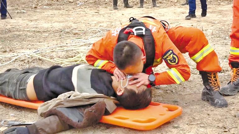 天水：消防員人工呼吸救回中毒農民工 我們為你點贊！