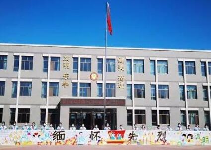 【網絡中國節·清明】緬懷先烈 致敬英雄——雙灣鎮中心小學師生描繪感恩長卷