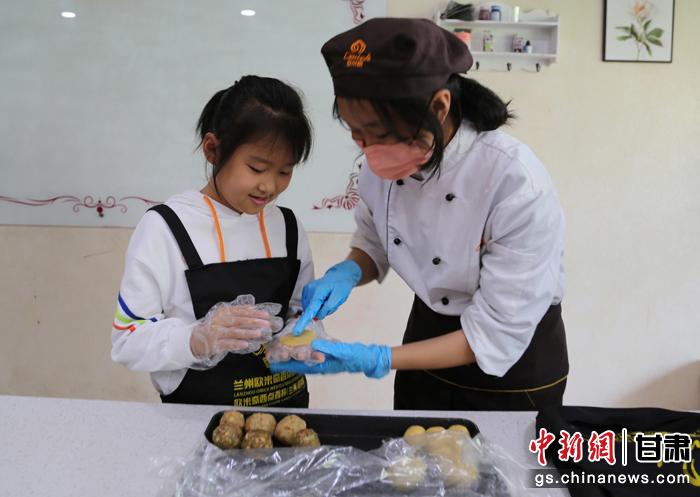 圖為在甘臺(tái)胞小朋友在工作人員指導(dǎo)下制作月餅。九美旦增 攝 圖為在甘臺(tái)胞小朋友在工作人員指導(dǎo)下制作月餅。九美旦增 攝