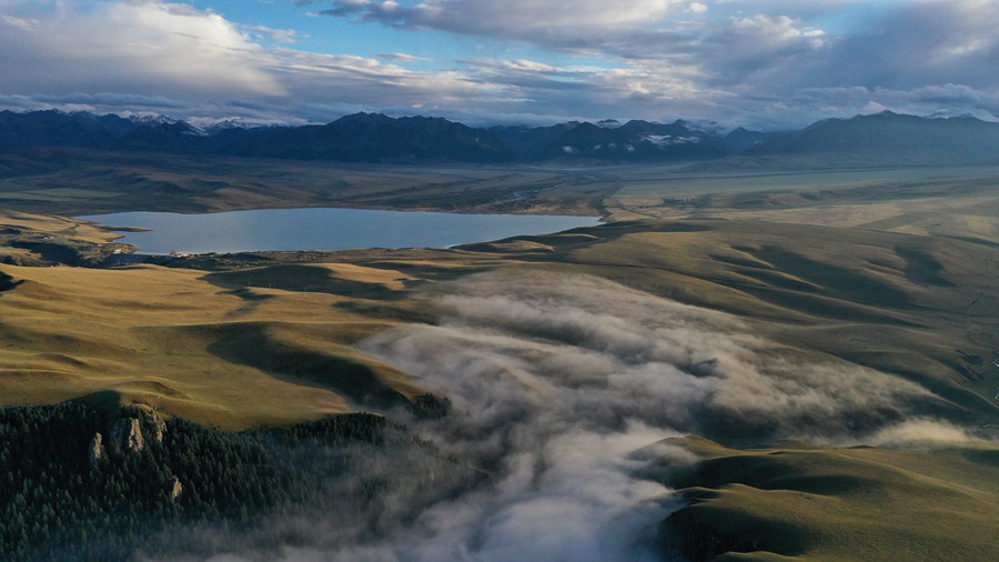 甘肅山丹馬場(chǎng):峽谷云霧似仙境。 王超攝