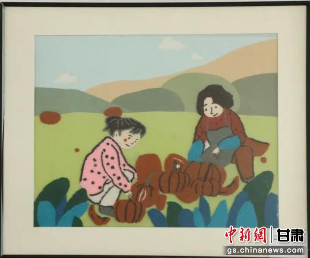 嘉峪關市新城鎮新城村農業產業園區內,母女兩人在摘南瓜。刺繡 馬艾米乃 繡稿 敬紅霞 嘉峪關市新城鎮新城村農業產業園區內,母女兩人在摘南瓜。刺繡 馬艾米乃 繡稿 敬紅霞