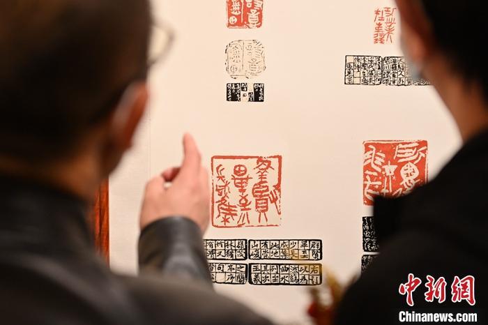 圖為甘肅蘭州,參展作品吸引參觀者。 中新社記者 李亞龍 攝 圖為甘肅蘭州,參展作品吸引參觀者。 中新社記者 李亞龍 攝