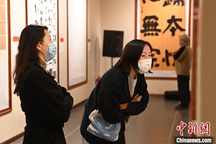 圖為甘肅蘭州,參展書法作品吸引參觀者。 中新社記者 李亞龍 攝 圖為甘肅蘭州,參展書法作品吸引參觀者。 中新社記者 李亞龍 攝