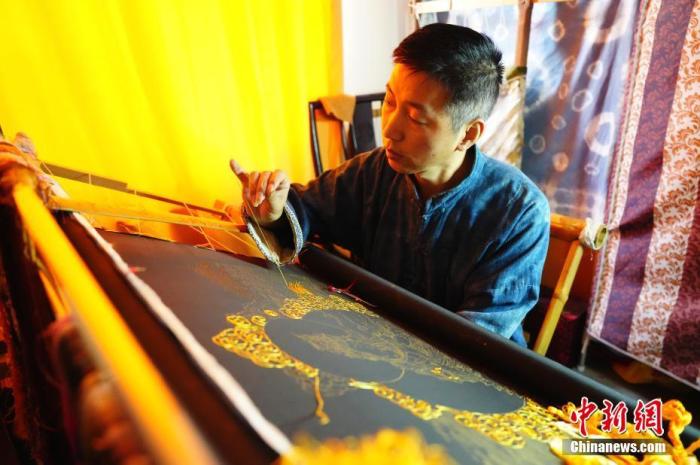系統性挖掘整理古代敦煌刺繡，是甘肅天水市級非遺代表性項目武山刺繡代表性傳承人劉云帆這兩年最緊要的工作之一。圖為劉云帆在創作富含敦煌刺繡元素的作品。 中新社發 謝秉錫 攝 