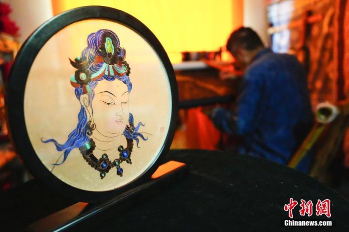 圖為劉云帆所創作的敦煌元素刺繡作品。 中新社發 謝秉錫 攝