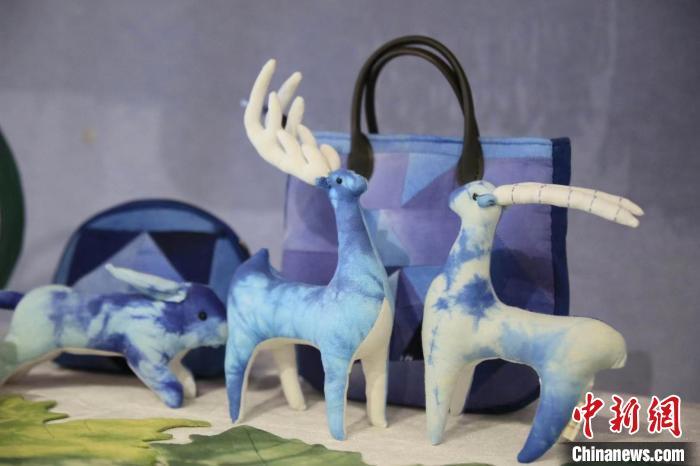 圖為許靜的非遺文創(chuàng)作品。(資料圖) 甘肅省非遺保護(hù)中心供圖 圖為許靜的非遺文創(chuàng)作品。(資料圖) 甘肅省非遺保護(hù)中心供圖