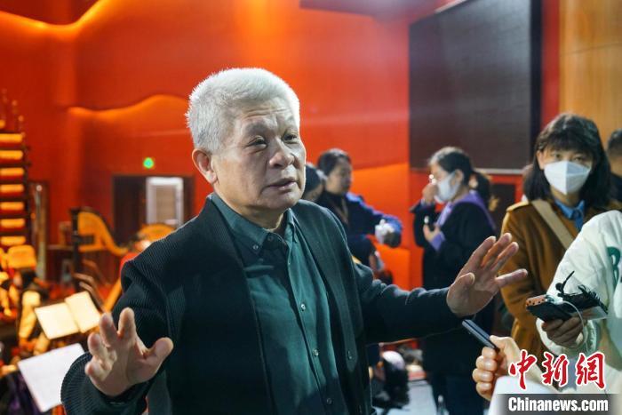 該劇導(dǎo)演蔣力向媒體介紹相關(guān)情況。　丁思 攝