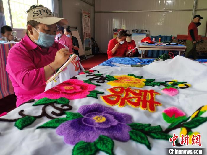 圖為婦女制作青繡。 張添福 攝 圖為婦女制作青繡。 張添福 攝