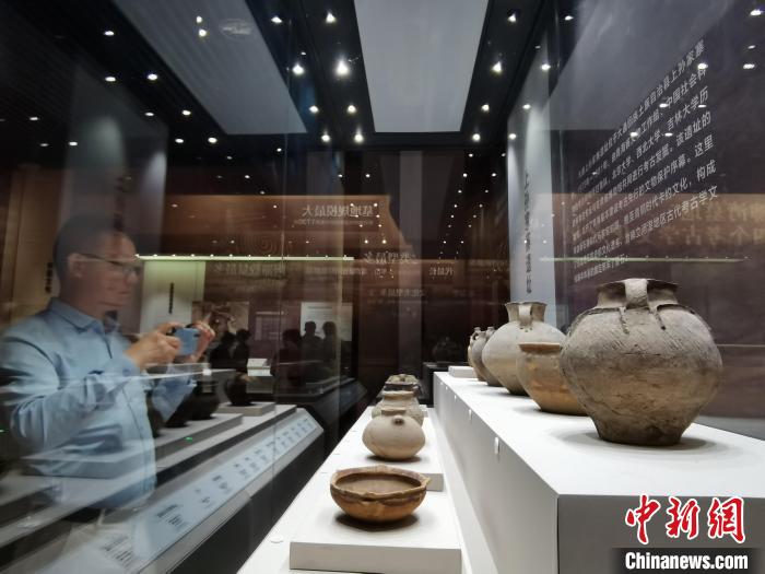 圖為河湟文化博物館展陳的陶器。　張添福 攝