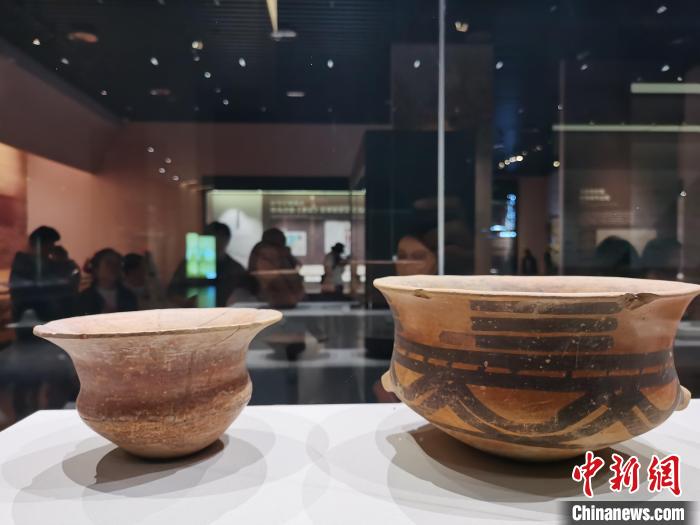 圖為河湟文化博物館展陳的陶器。　張添福 攝