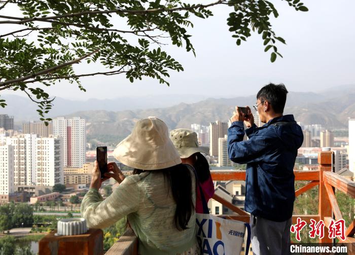 圖為媒體記者登頂朝陽(yáng)山?！⊙Φ?攝