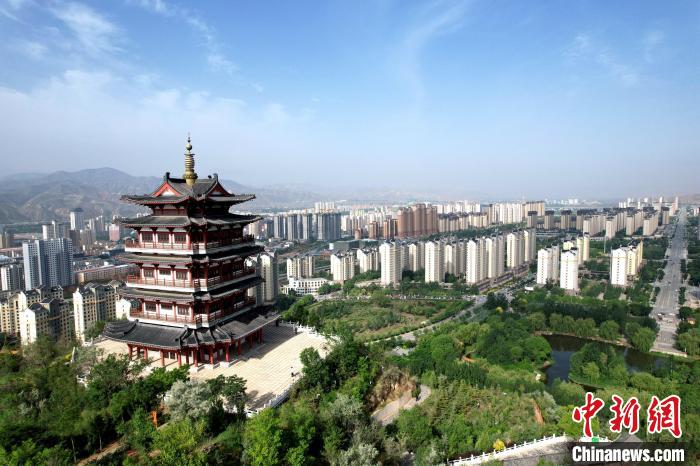 圖為航拍樂(lè)都區(qū)朝陽(yáng)山片區(qū)?！⊙Φ?攝