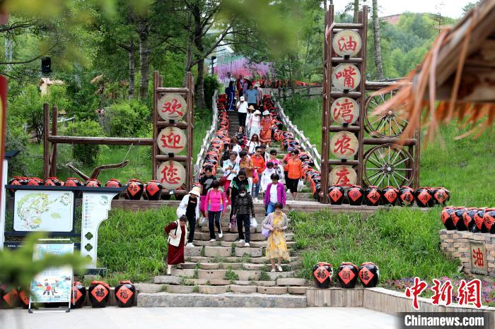 圖為油嘴灣生態文化景區的游客?！⊙Φ?攝