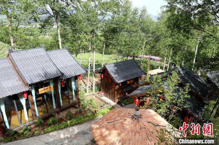 圖為景區內依山而建的民宿?！⊙Φ?攝