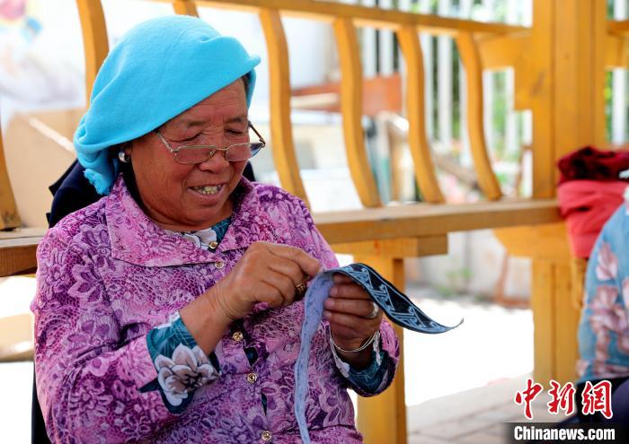 圖為繡娘在土族盤繡園內制作盤繡。 薛蒂 攝 圖為繡娘在土族盤繡園內制作盤繡。 薛蒂 攝