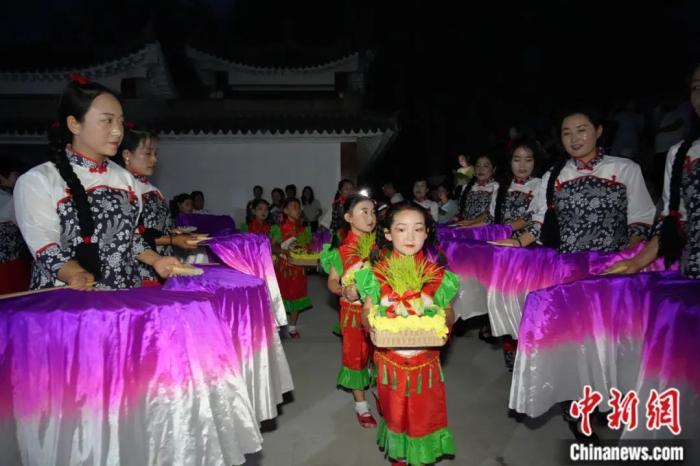 甘肅省西和縣姜席鎮晚霞湖畔,當地民間舉行盛大的乞巧儀式。魏朵朵 攝 甘肅省西和縣姜席鎮晚霞湖畔,當地民間舉行盛大的乞巧儀式。魏朵朵 攝