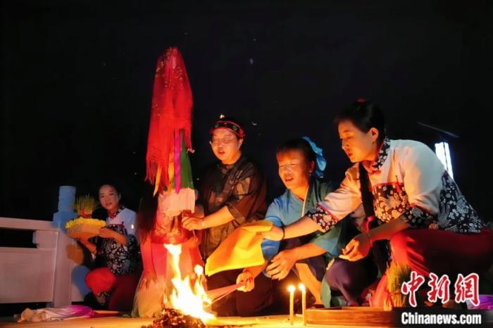 持續七天八夜的乞巧節正在西漢水上游的甘肅省西和縣進行。西和縣姜席鎮晚霞湖畔,民眾“巧頭”點蠟、炷香、焚裱紙、跪拜,準備將“巧娘娘”請進院。魏朵朵 攝 持續七天八夜的乞巧節正在西漢水上游的甘肅省西和縣進行。西和縣姜席鎮晚霞湖畔,民眾“巧頭”點蠟、炷香、焚裱紙、跪拜,準備將“巧娘娘”請進院。魏朵朵 攝