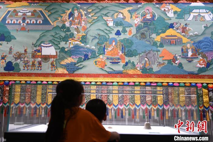 8月20日，兩名小觀眾參觀大型歷史題材卷軸唐卡“涼州會盟”。　戴文昌 攝