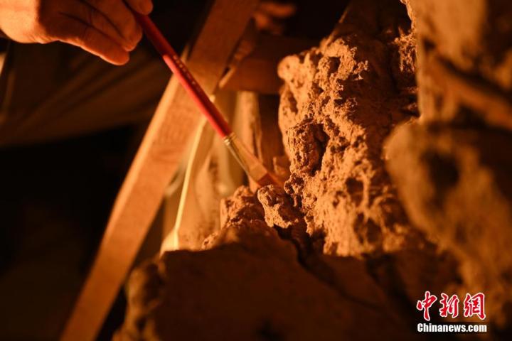 8月25日,文物修復師牟常有進行文物修復工作。 8月25日,文物修復師牟常有進行文物修復工作。