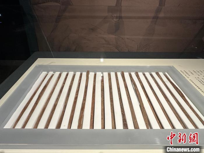 圖為甘肅簡牘博物館展陳的漢簡。中新社記者 戴文昌 攝 圖為甘肅簡牘博物館展陳的漢簡。中新社記者 戴文昌 攝