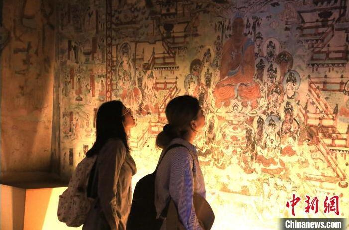 2023年8月27日,游客在甘肅省敦煌市博物館參觀文物展。張曉亮 攝(資料圖) 2023年8月27日,游客在甘肅省敦煌市博物館參觀文物展。張曉亮 攝(資料圖)