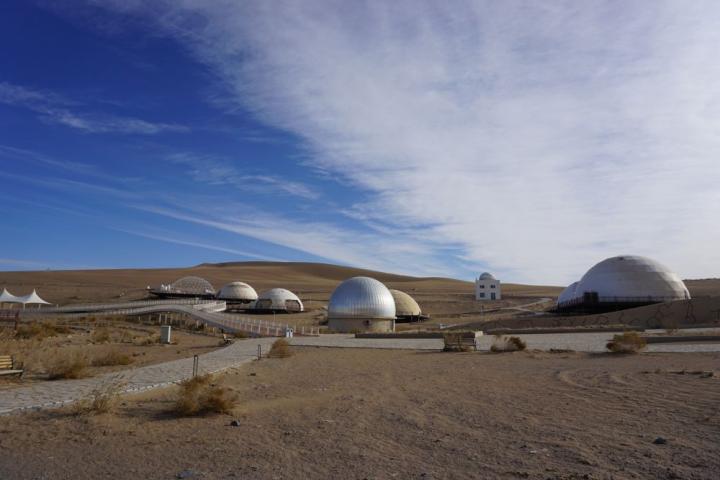 2023年11月28日拍攝的甘肅省武威市民勤縣“摘星小鎮”一角。新華社記者 賈釗 攝 2023年11月28日拍攝的甘肅省武威市民勤縣“摘星小鎮”一角。新華社記者 賈釗 攝