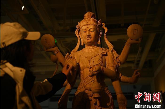 圖為季茂杰觀察自己創作的敦煌木雕。李亞龍 攝</p>
<p> 圖為季茂杰觀察自己創作的敦煌木雕。李亞龍 攝</p>
<p>