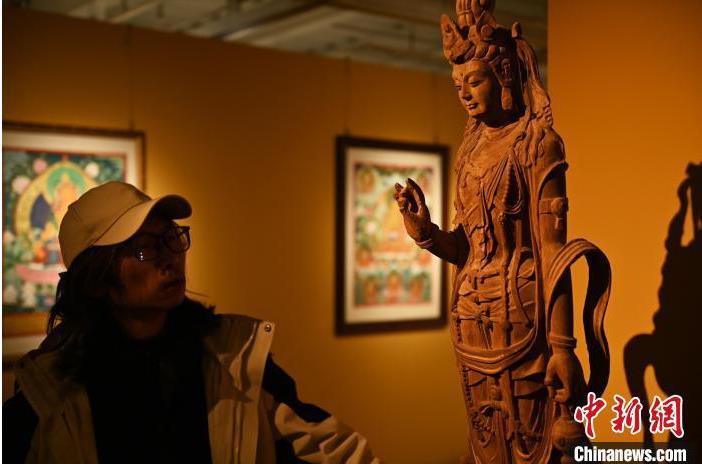 圖為季茂杰觀察自己創作的敦煌木雕。李亞龍 攝</p>
<p> 圖為季茂杰觀察自己創作的敦煌木雕。李亞龍 攝</p>
<p>