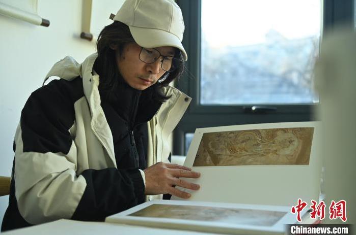 圖為季茂杰研究敦煌文化相關書籍。李亞龍 攝</p>
<p> 圖為季茂杰研究敦煌文化相關書籍。李亞龍 攝</p>
<p>