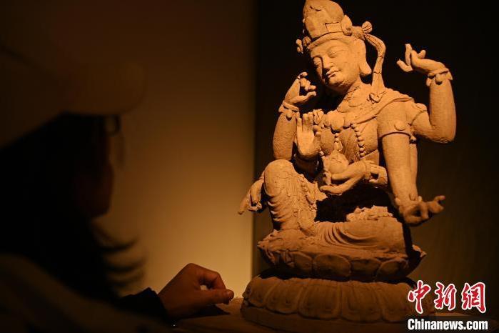 圖為季茂杰觀察自己創作的敦煌木雕。李亞龍 攝 圖為季茂杰觀察自己創作的敦煌木雕。李亞龍 攝