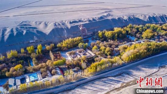 2022年11月,航拍深秋季節的莫高窟。 王斌銀 攝 2022年11月,航拍深秋季節的莫高窟。 王斌銀 攝