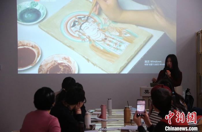 2023年2月,在敦煌研究院莫高學堂,研學導師給學員講授敦煌壁畫臨摹技法。 張曉亮 攝 2023年2月,在敦煌研究院莫高學堂,研學導師給學員講授敦煌壁畫臨摹技法。 張曉亮 攝