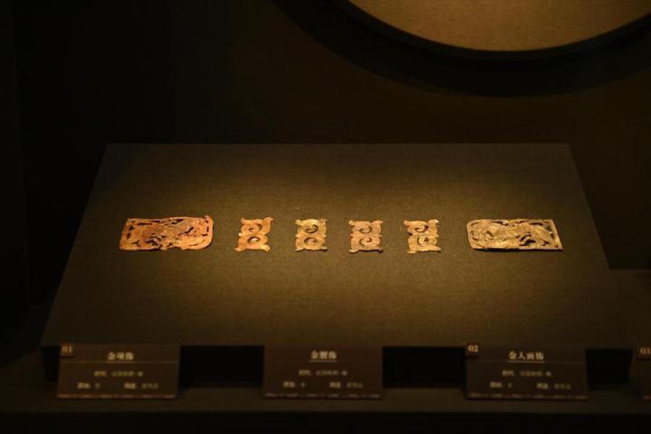 張家川縣馬家塬車輿博物館展陳的馬家塬遺址出土的金項飾、金腰飾、金人畫飾等。李亞龍 攝