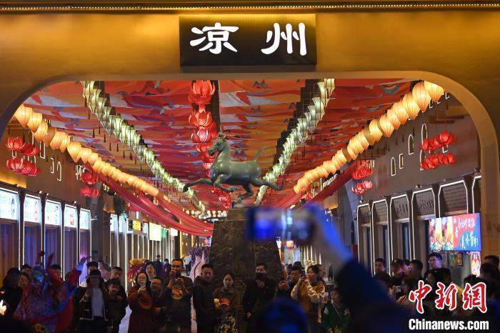 圖為游人拍攝煥然一新亮相的街區(qū)。李亞龍 攝</p><p>