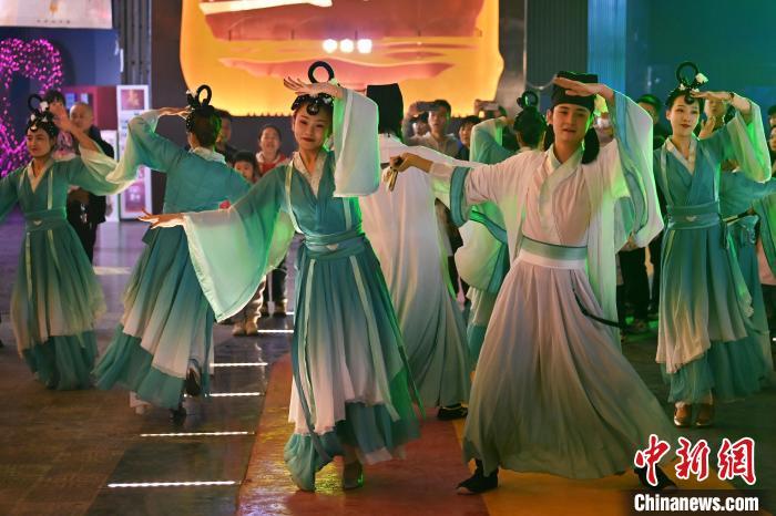 圖為工作人員進(jìn)行舞蹈表演。李亞龍 攝</p><p>
