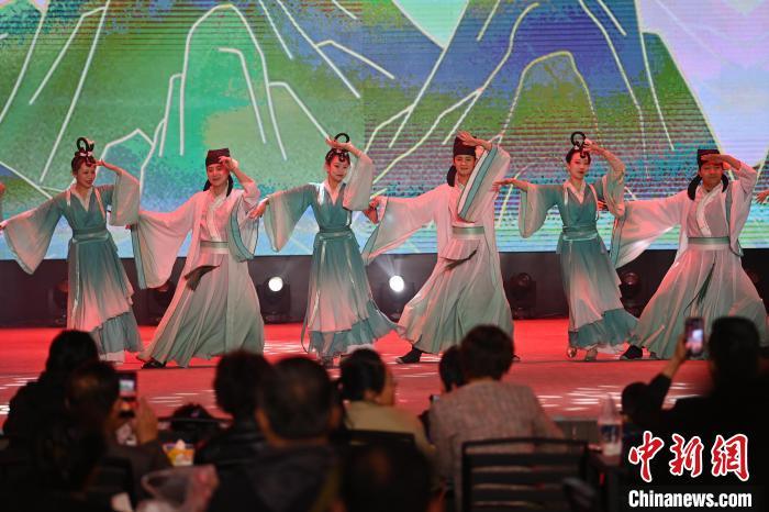 圖為工作人員進(jìn)行舞蹈表演。李亞龍 攝