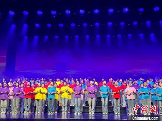 5月28日晚，“詩意甘肅·絲路長(zhǎng)風(fēng)三千里”——月出涼州·武威詩會(huì)在甘肅省武威市漢唐天馬城舉行。楊娜 攝